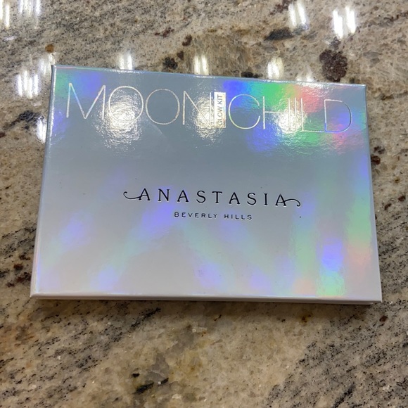 Anastasia Beverly Hills Moonchild Highlighter